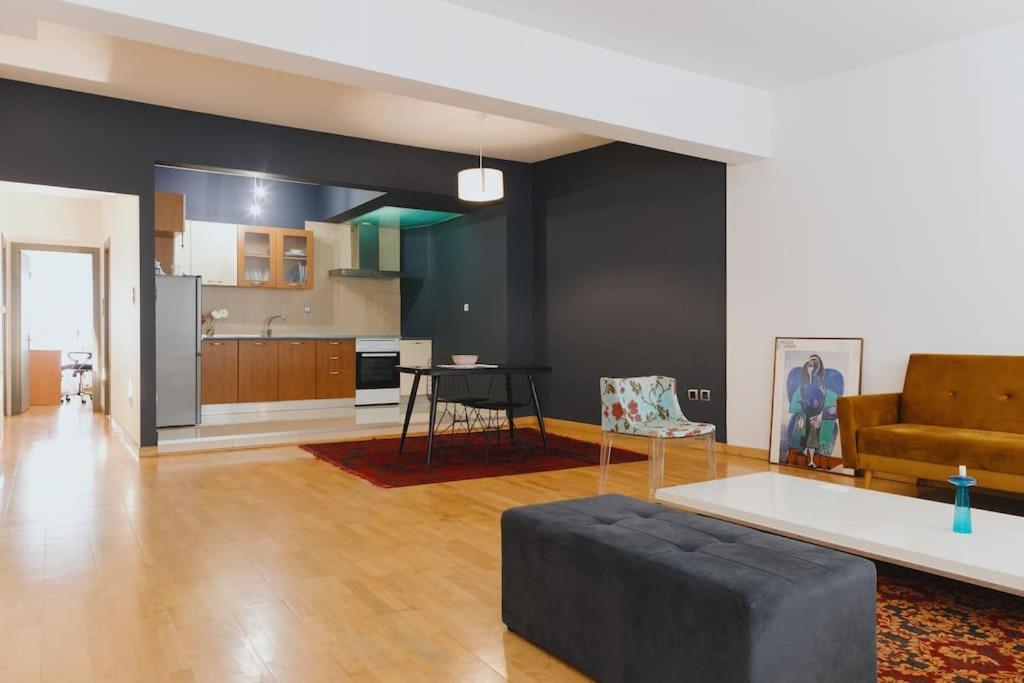 Cosy & Spacious Central Apartment Komotini Exterior photo